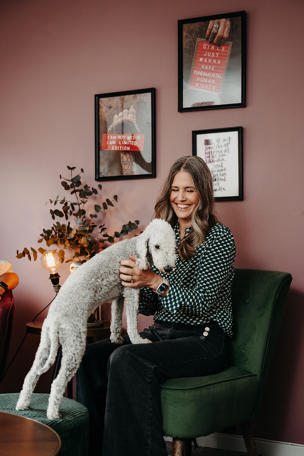 Ylva och Polly — terapihundar på Olivia